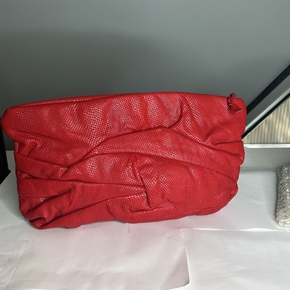 Gino Snake Embossed Extra Large Red Leather Scrunched Zip Clutch Bag - Picture 4 of 10